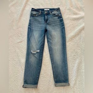 KanCan distressed boyfriend jeans size 7/27